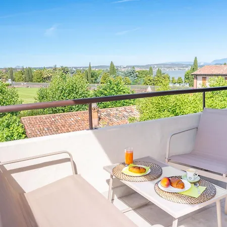 Neela * 代森扎诺-德尔加达